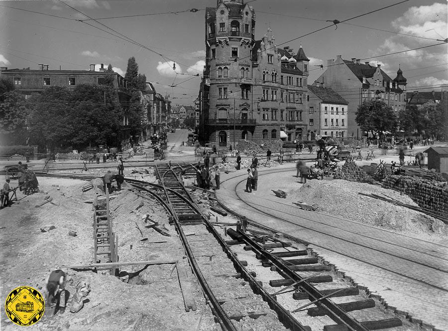 Vom 14. Mai bis 4. Juli 1928 gibt es eine Grossbaustelle auf dem Rotkreuzplatz: eine umfangreiche Schleifenanlage wird gebaut um die neuen Strecken durch die Donnersbergerstraße und die Leonrodstrasse verkehrsgerecht einzubinden. Am 20.6.1928 geht diese neue Schleife am Rotkreuzplatz in Betrieb.